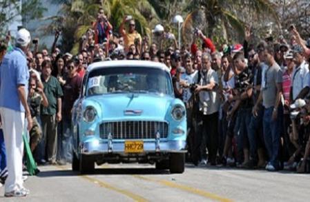 Carrera de autos clásicos en La Habana
