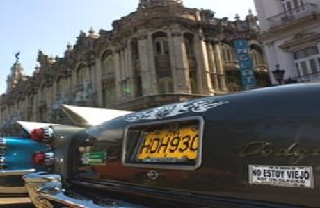 Exhibición de autos clásicos en el Paseo del Prado