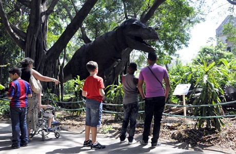 Muestra de los dinosaurios en el parque extiende su horario